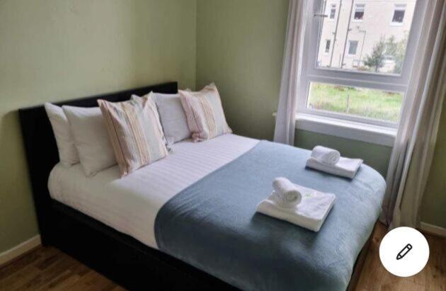 Pass The Keys Cozy Two Bed Flat Near Glasgow Airport & Paisley Buitenkant foto