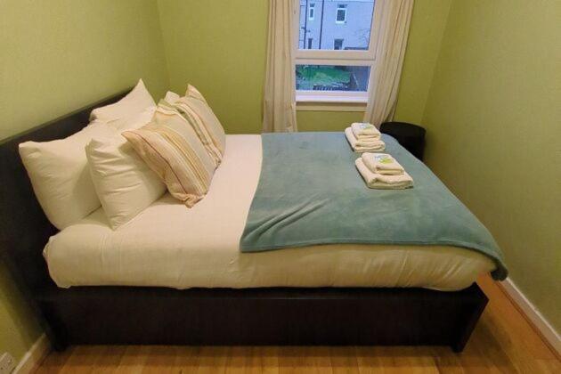Pass The Keys Cozy Two Bed Flat Near Glasgow Airport & Paisley Buitenkant foto